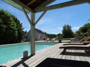 Bazén v ubytovaní CHARME AU FIL DE L'EAU alebo v jeho blízkosti