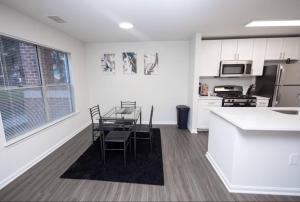 a kitchen with a table and chairs in a room at Perfect Stay! 1 BR mins to DC in Arlington