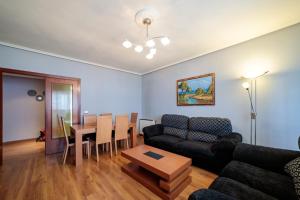 - un salon avec un canapé et une table dans l'établissement El Soto Apartamento, à Zamora