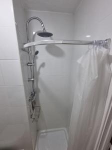 uma casa de banho com uma cortina de chuveiro e um WC em Duplex OverTheTejo, 5 min Belém Tower em Lisboa