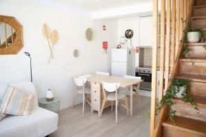 uma pequena cozinha e sala de jantar com mesa e cadeiras em Duplex OverTheTejo, 5 min Belém Tower em Lisboa