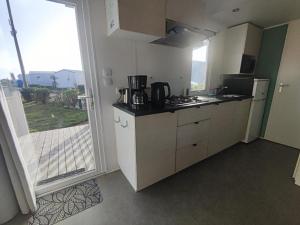 Kuchyň nebo kuchyňský kout v ubytování Mobil Home les pieds dans l'eau