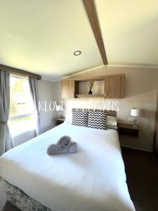 Un dormitorio con una cama grande con una toalla. en Seton Sands Holiday Village Klover, en Port Seton