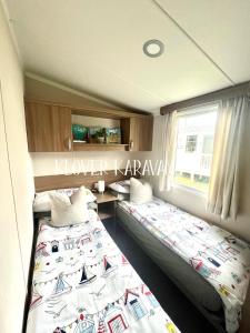 1 Schlafzimmer mit 2 Betten in einem Zimmer in der Unterkunft Seton Sands Holiday Village Klover in Port Seton