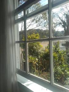 una ventana abierta con vistas al jardín en Pousada Maranata B&B en Paranapiacaba