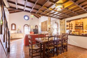 cocina y comedor con mesa y sillas en Preciosa casa rural boutique con piscina privada, wifi en Zagrilla