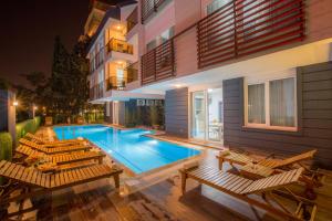 una piscina en medio de un edificio en Elanis Suites, en Antalya