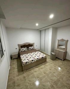 1 dormitorio con 1 cama grande y espejo en Villa phare 1 Midoun en Midoun