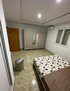 Un dormitorio con una cama grande y un cubo de basura en Villa phare 1 Midoun en Midoun