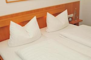 two white pillows sitting on top of a bed at ...mein Graml in Bad Füssing