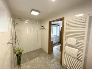 Kúpeľňa v ubytovaní Sprungschanze Haus + 37 fotografií