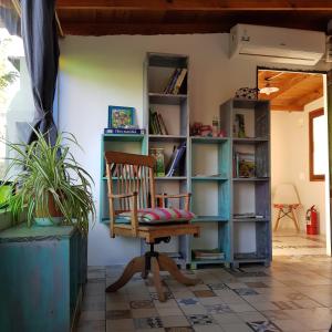 una silla en una habitación con estantería en Finca La Bona Font Casa Rural en Cortaderas