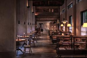 a row of tables and chairs in a restaurant at Anyu Hotel Hangzhou in Hangzhou