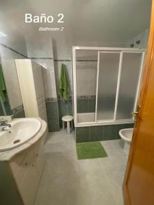 een badkamer met een wastafel en een toilet bij Beis House in Las Palmas de Gran Canaria