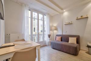 un salon avec un canapé et une table dans l'établissement 12 Trachel - T2 lumineux au coeur de Nice, à Nice