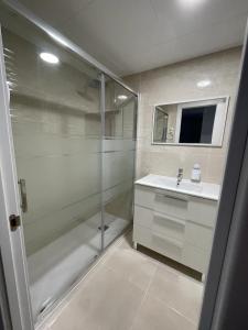 y baño con ducha y lavamanos. en Apartamento Islu, en Peñíscola