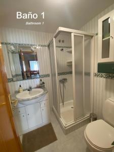 een badkamer met een douche, een wastafel en een toilet bij Beis House in Las Palmas de Gran Canaria
