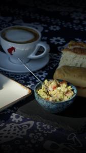 - un bol de nourriture ainsi qu'une tasse de café et de pain dans l'établissement TbiliSee Hotel, à Tbilissi