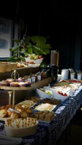 - une table avec diverses pâtisseries et autres aliments dans l'établissement TbiliSee Hotel, à Tbilissi