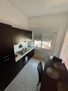 A kitchen or kitchenette at Penthouse Panoramic