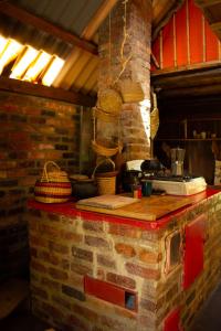 a kitchen with a brick counter with a stove at Estancia Iraka in Ráquira
