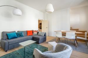 a living room with a couch and a table at Le petit clos St Devote par Dodo à Cassis in Cassis