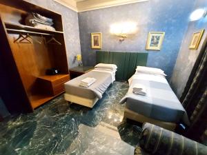 2 camas en una habitación con suelo subacuático en Hotel Positano 2 en Roma