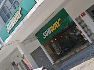 Supermarket nebo jiné obchody v  hotelu nebo okolí