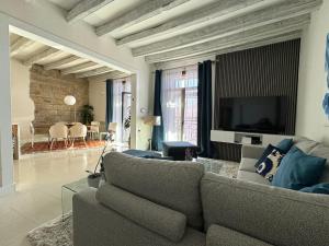 バルセロナにあるApartament Colon Bcn 130 mts 3 Dormitorios Port Vellのリビングルーム(ソファ、テレビ付)