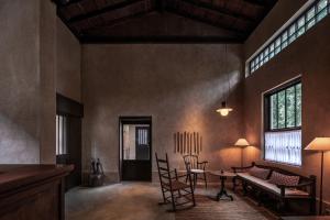 a living room with a table and chairs at Anyu Hotel Hangzhou in Hangzhou