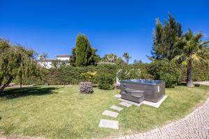Zahrada ubytování Amazing Carvoeiro Villa - Villa Carvoeiro Grande - 16 Bedrooms - Private Pool and Great for Large Groups - Algarve