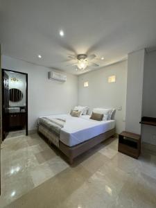 1 dormitorio con 1 cama y ventilador de techo en Luxury House in the heart of Cartagena w/ Jacuzzi, en Cartagena de Indias