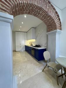 Una cocina o zona de cocina en Luxury House in the heart of Cartagena w/ Jacuzzi