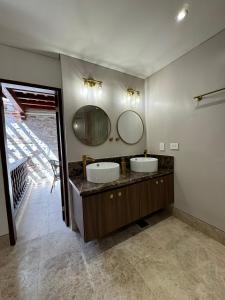 Baño con 2 lavabos y espejo en Luxury House in the heart of Cartagena w/ Jacuzzi, en Cartagena de Indias