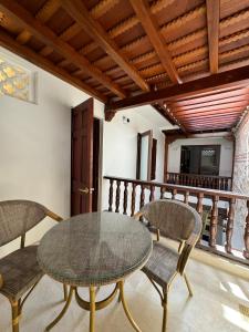 Habitación con balcón con mesa y sillas. en Luxury House in the heart of Cartagena w/ Jacuzzi, en Cartagena de Indias