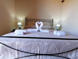 クストナーチにあるVilla Francescaのベッドルーム1室(白鳥2羽のベッド1台付)