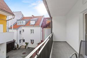 una vista desde el balcón de una casa en Stilvolles Zuhause mit Terrasse, en Bruck an der Mur