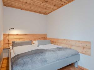 ユッケリッツにあるDünenblick 1の木製の天井の客室のベッド1台分です。