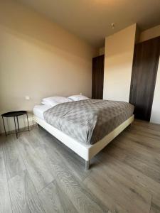 een slaapkamer met een groot bed en een tafel bij Stay Iceland apartments - G 1 in Reykjavík
