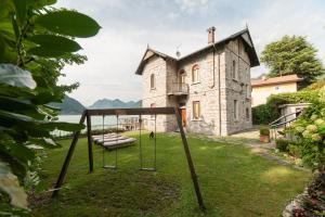 ein altes Haus mit einer Schaukel davor in der Unterkunft Villa Sofia in Sulzano