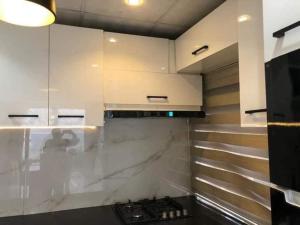 科托努的住宿－J A B A，厨房配有白色橱柜和台面