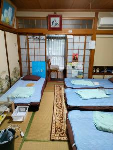 佐賀市にあるコテージ嬉野のテーブル付きのベッド4台が備わる客室です。