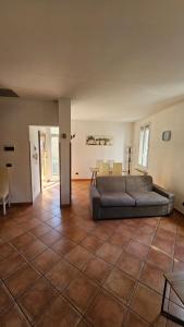 een woonkamer met een bank en een tafel bij Appartamenti Fiore 2.0 in Sanremo