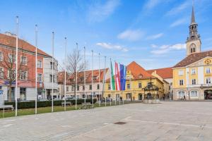 a city square with buildings and a church at Stilvolles Zuhause mit Kamin in Bruck an der Mur