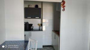 Kuchyňa alebo kuchynka v ubytovaní APPARTEMENT T2 confort,Parking,balcon,près Parc des Expositions,10 minutes plage