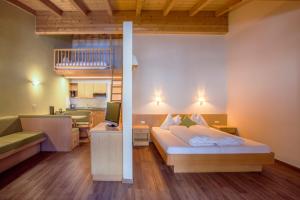 Postel nebo postele na pokoji v ubytování Mountain Living Apartments + 89 fotografií