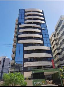 um edifício alto com muitas janelas em Apartamento 2 quartos na Jatiúca em Maceió