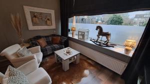 a living room with a horse statue in a window at Fleurdelis in Lisse