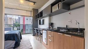 uma cozinha com um lavatório e uma bancada em Studio no Jardim Paulista prox a Trianon Masp em São Paulo