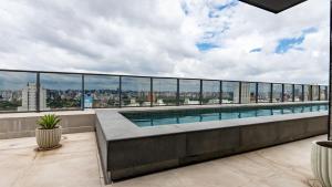 uma piscina no telhado de um edifício em Studio no Jardim Paulista prox a Trianon Masp em São Paulo